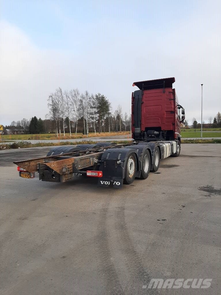 Volvo FH 13 شاحنات بمقصورة وهيكل