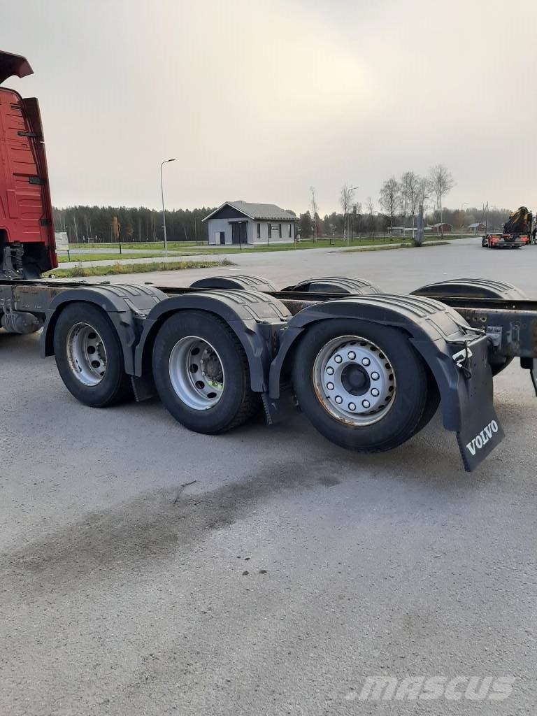 Volvo FH 13 شاحنات بمقصورة وهيكل