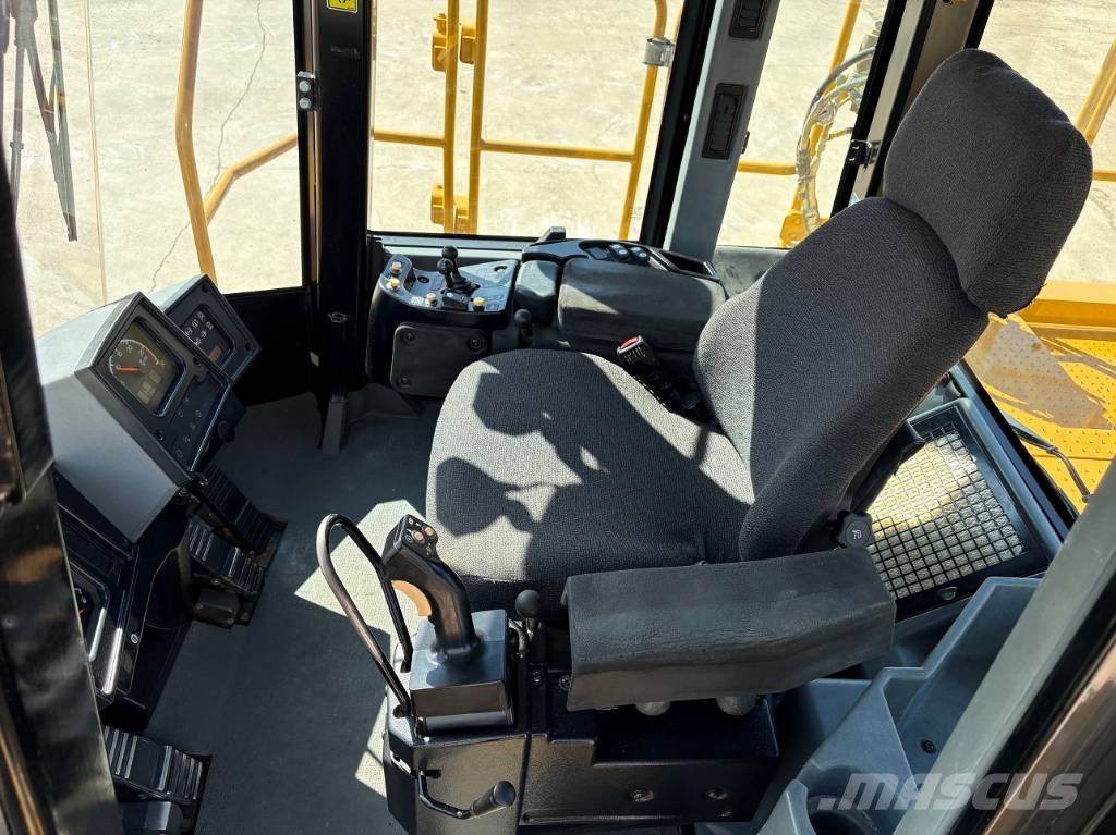 CAT 988 H لوادر بعجل