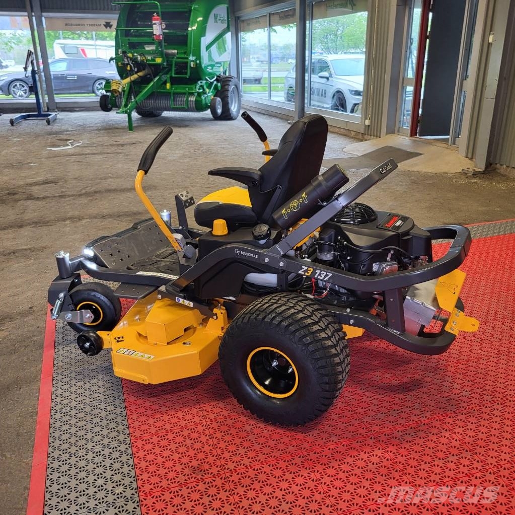 Cub Cadet Z3 - 137 cm klippbredd Zero-turn grasmaaiers