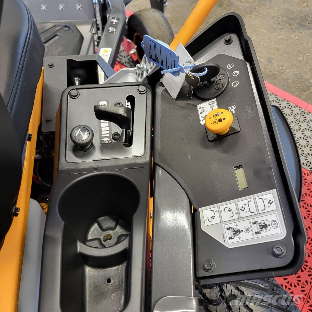 Cub Cadet Z3 - 137 cm klippbredd Zero-turn grasmaaiers
