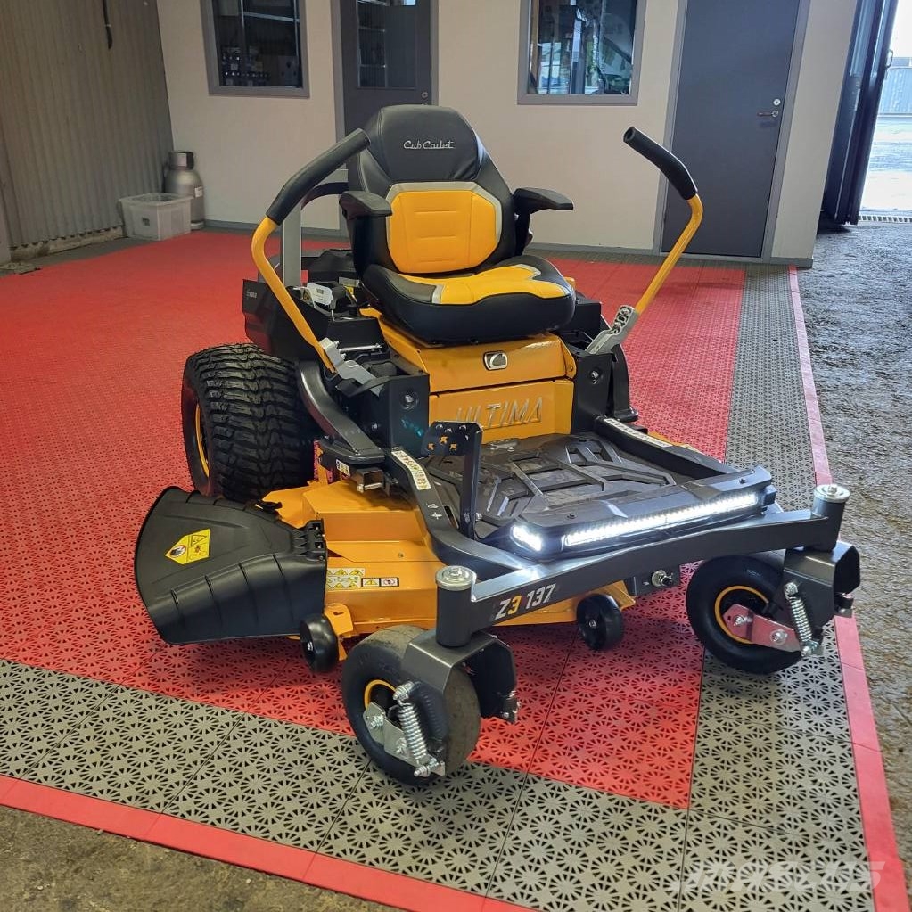Cub Cadet Z3 - 137 cm klippbredd Zero-turn grasmaaiers