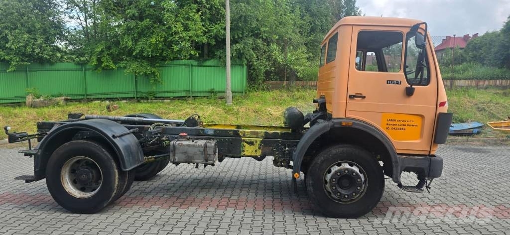  Samochód ciężarowy Mercedes 1614 SK 平板车
