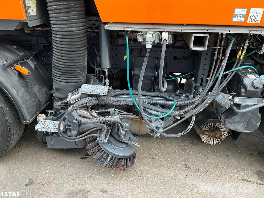 Mercedes-Benz Actros 1829 4x4 Bucher Cityfant 60 Links en rechts Camión de barrendero
