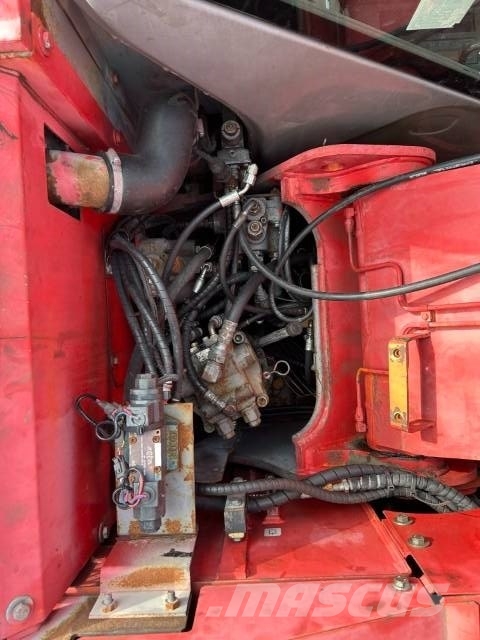 Hitachi ZX 135 US حفارات زحافة