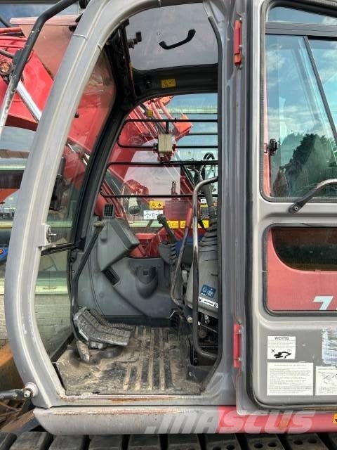 Hitachi ZX 135 US حفارات زحافة