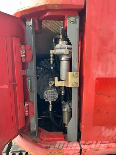 Hitachi ZX 135 US حفارات زحافة