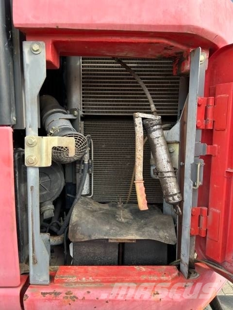 Hitachi ZX 135 US حفارات زحافة