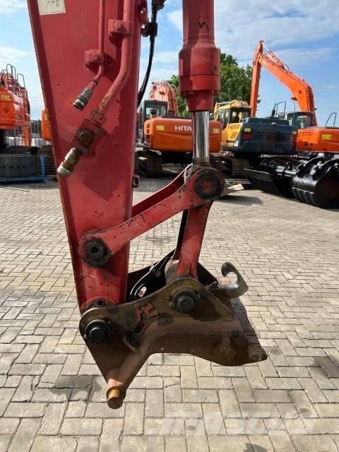 Hitachi ZX 135 US حفارات زحافة