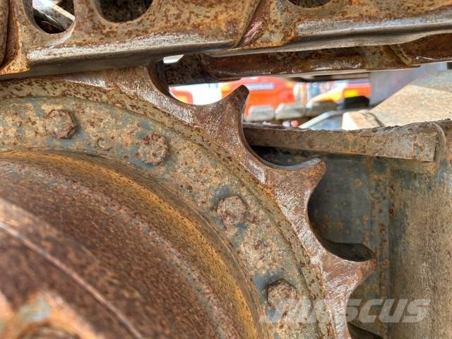 Hitachi ZX 135 US حفارات زحافة