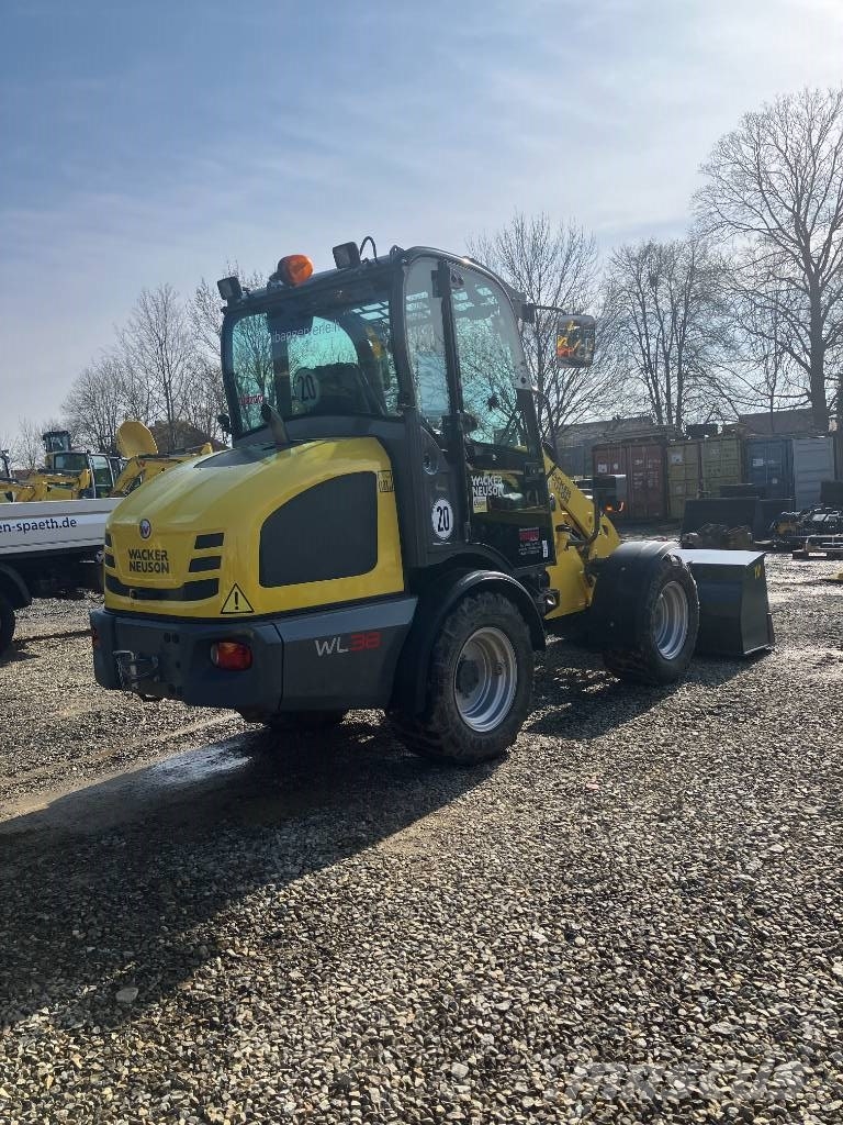 Wacker Neuson WL38 لوادر بعجل