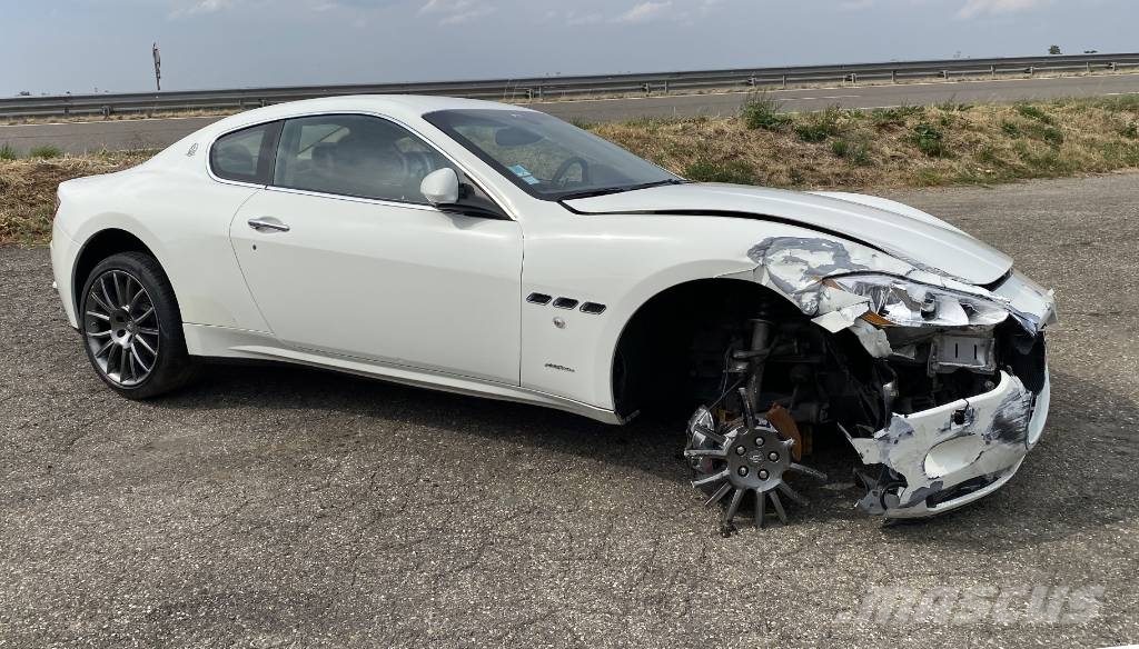 Maserati GRANTURISMO M145 4.7i V8 32v Carte Grise Française Carros
