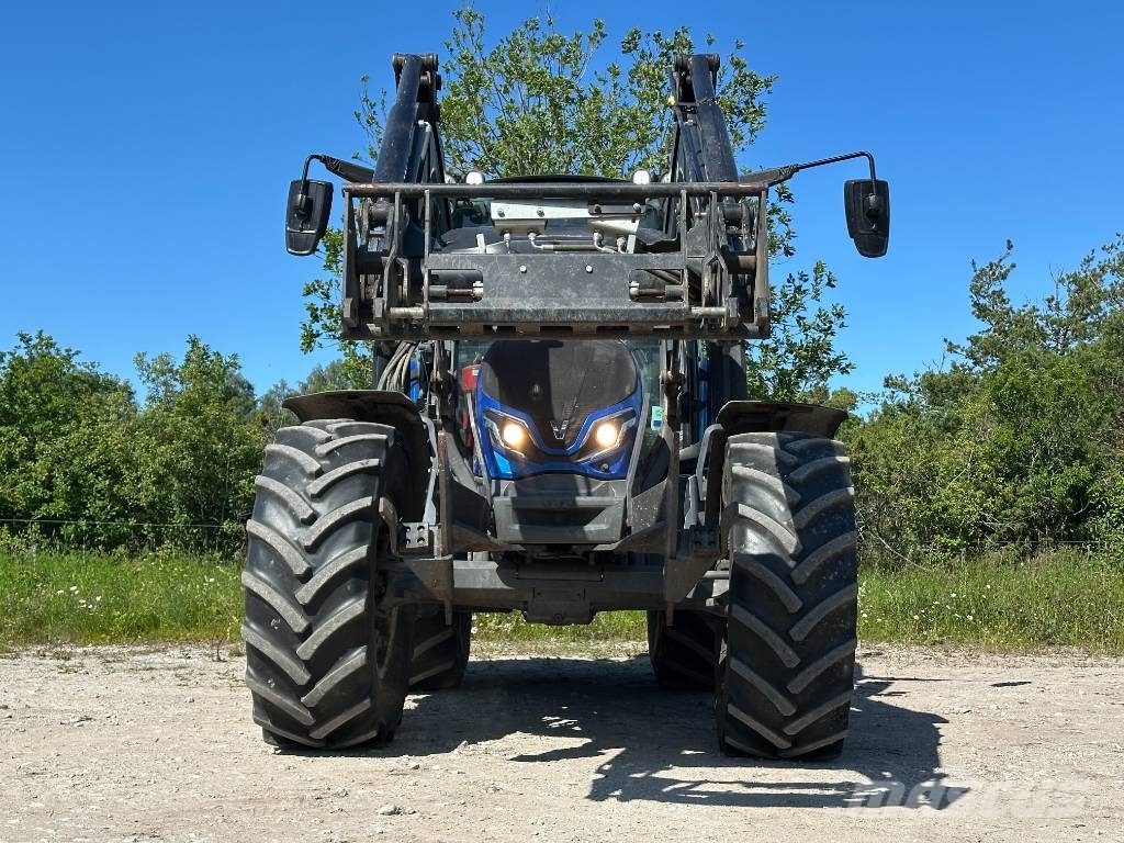 Valtra G 135 Versu Tractores