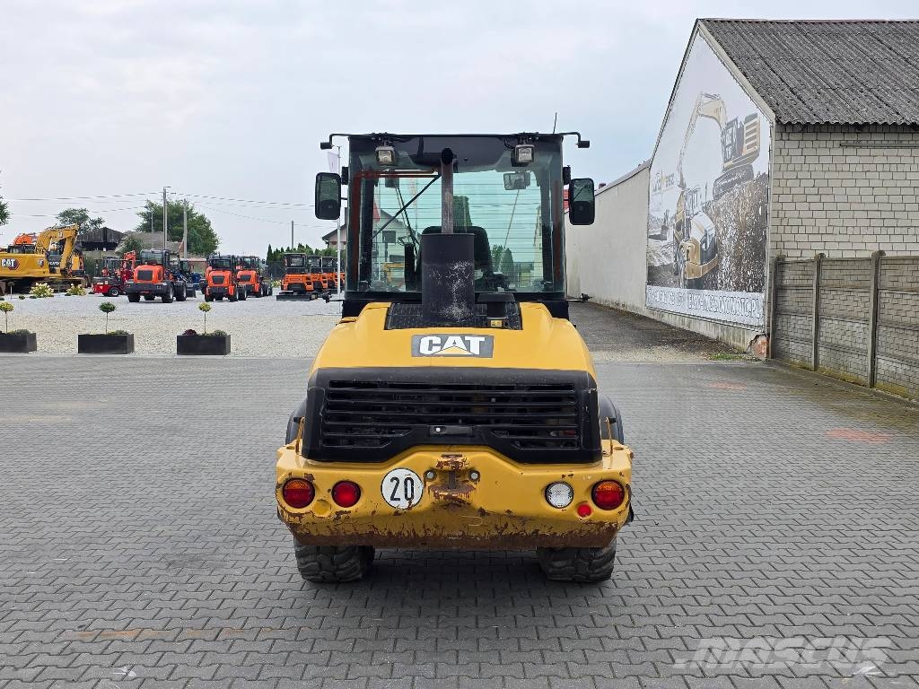 CAT 907H, 2012 ROK, 4100 MTH, ŁYŻKA OTWIERANA + WIDŁY Cargadoras sobre ruedas