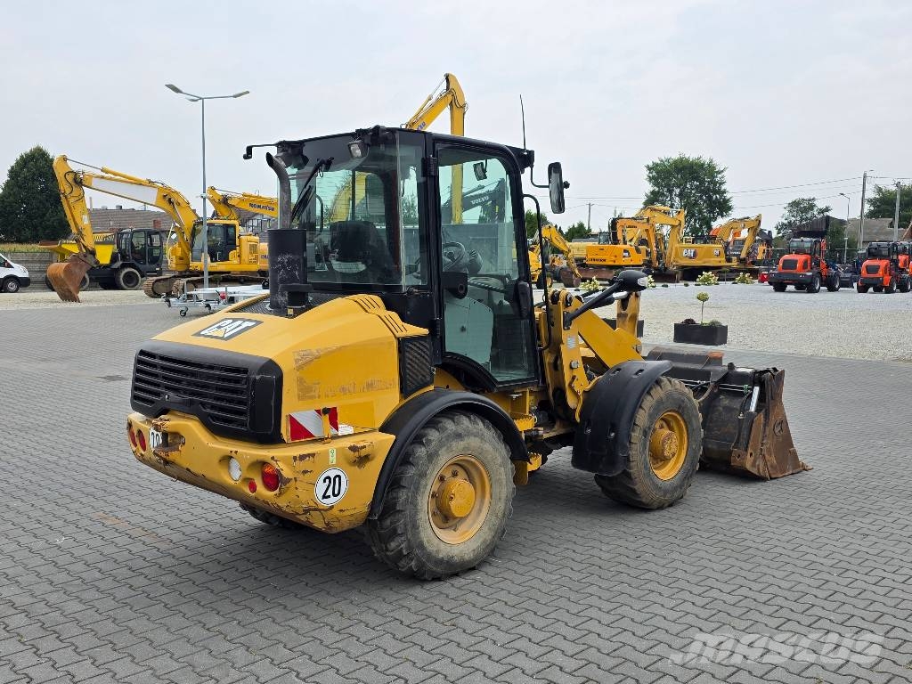 CAT 907H, 2012 ROK, 4100 MTH, ŁYŻKA OTWIERANA + WIDŁY Cargadoras sobre ruedas