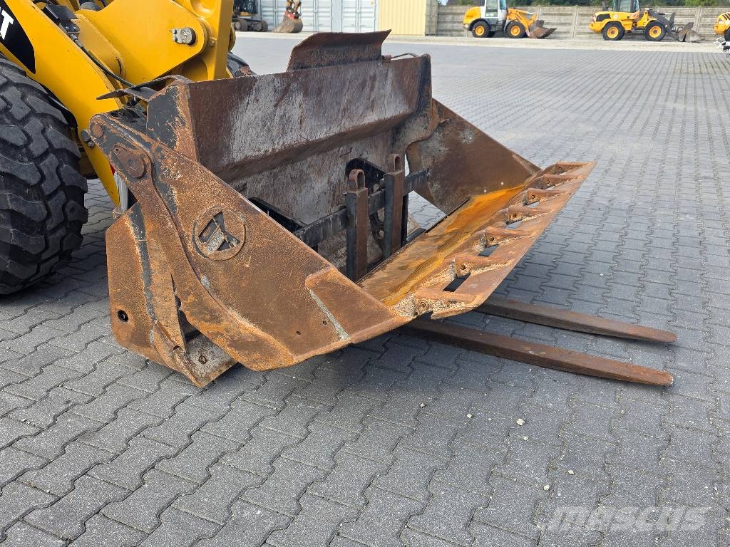 CAT 907H, 2012 ROK, 4100 MTH, ŁYŻKA OTWIERANA + WIDŁY Wheel loaders