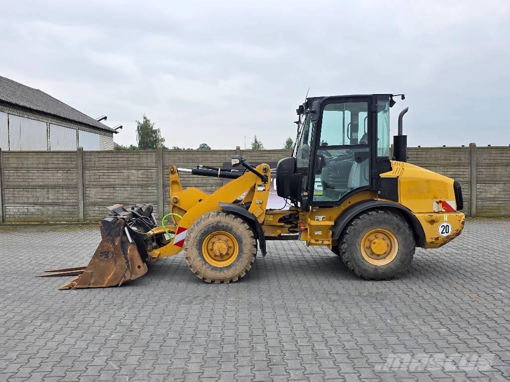 CAT 907H, 2012 ROK, 4100 MTH, ŁYŻKA OTWIERANA + WIDŁY Cargadoras sobre ruedas