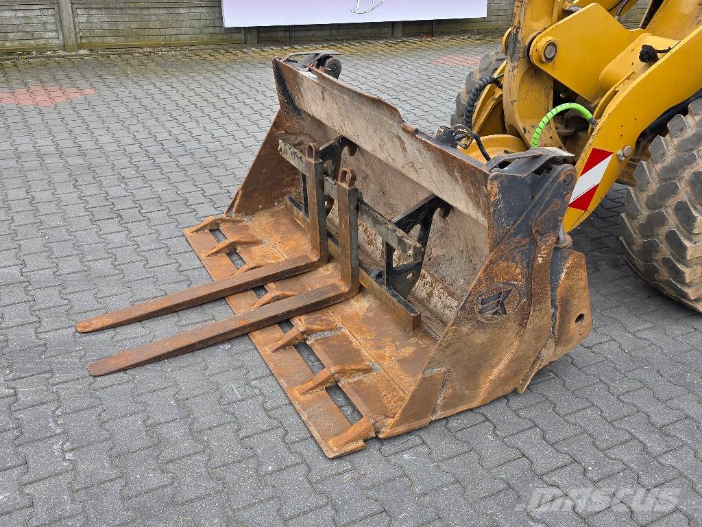CAT 907H, 2012 ROK, 4100 MTH, ŁYŻKA OTWIERANA + WIDŁY Cargadoras sobre ruedas