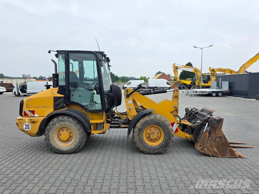 CAT 907H, 2012 ROK, 4100 MTH, ŁYŻKA OTWIERANA + WIDŁY Cargadoras sobre ruedas