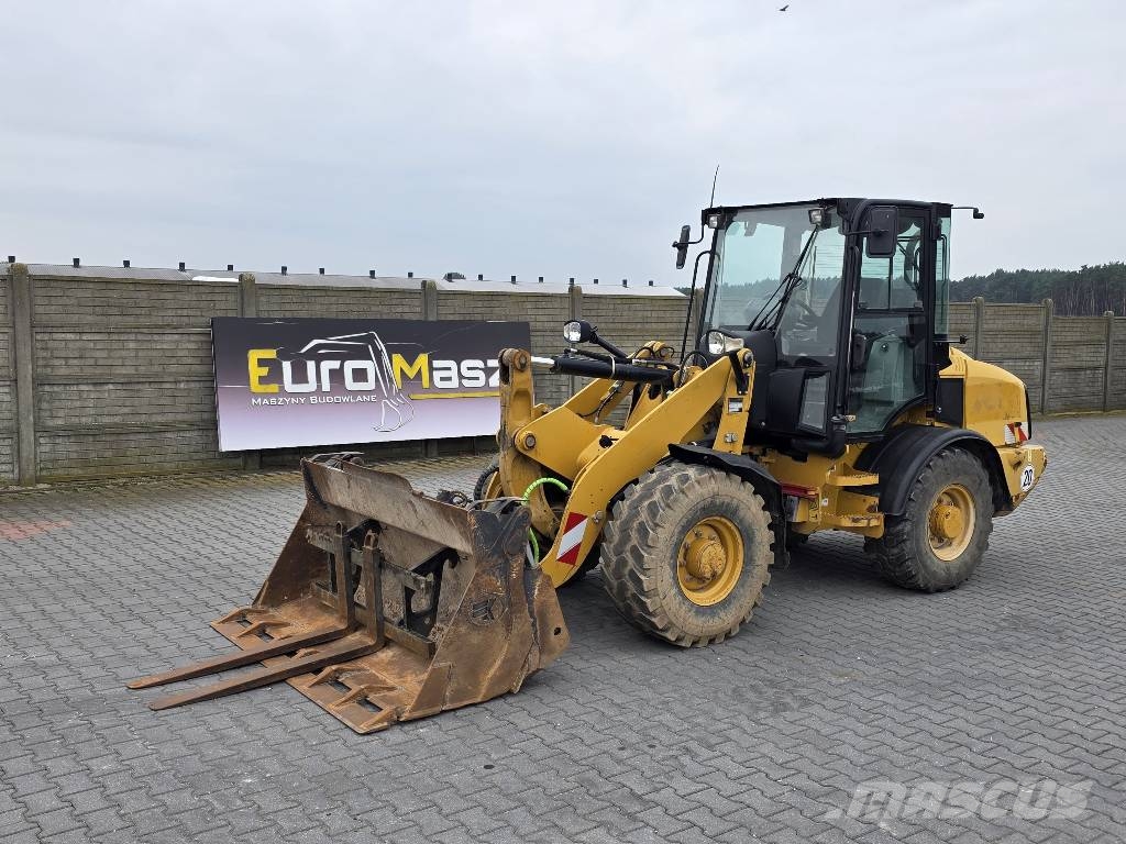 CAT 907H, 2012 ROK, 4100 MTH, ŁYŻKA OTWIERANA + WIDŁY Cargadoras sobre ruedas