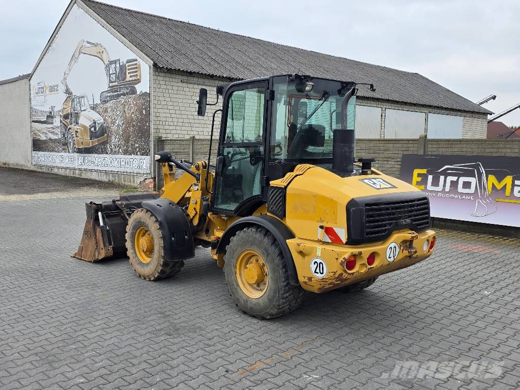 CAT 907H, 2012 ROK, 4100 MTH, ŁYŻKA OTWIERANA + WIDŁY Cargadoras sobre ruedas