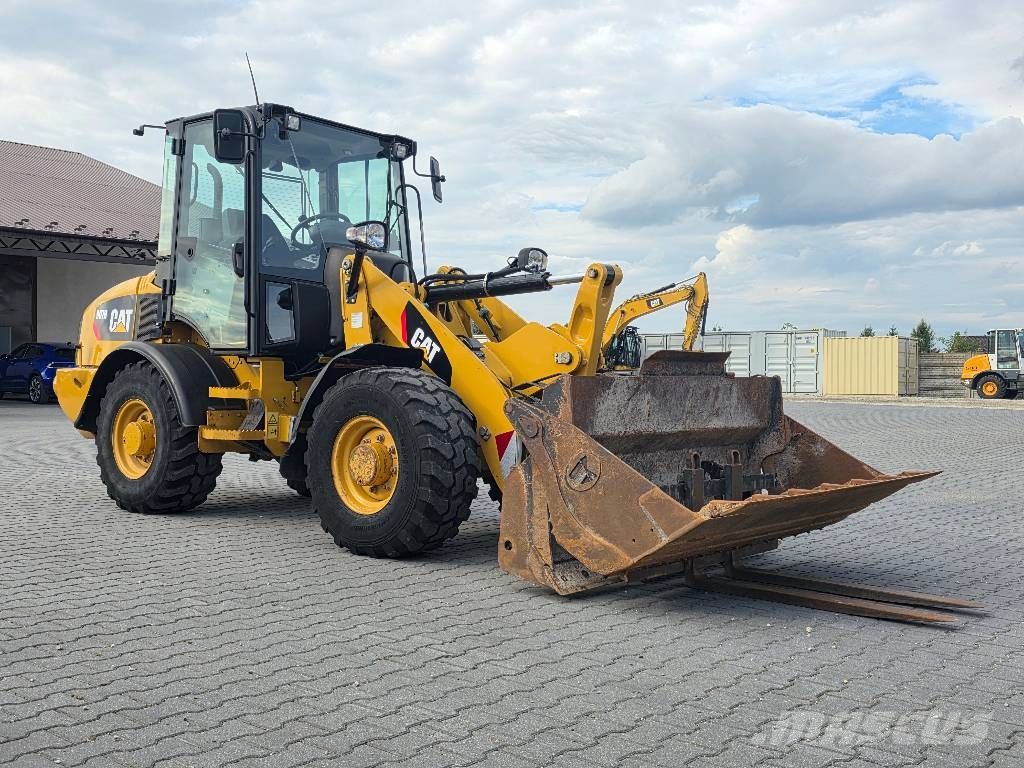 CAT 907H, 2012 ROK, 4100 MTH, ŁYŻKA OTWIERANA + WIDŁY Wheel loaders