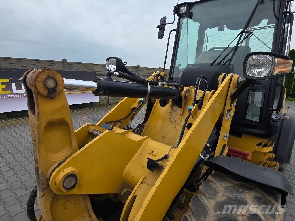CAT 907H, 2012 ROK, 4100 MTH, ŁYŻKA OTWIERANA + WIDŁY Cargadoras sobre ruedas