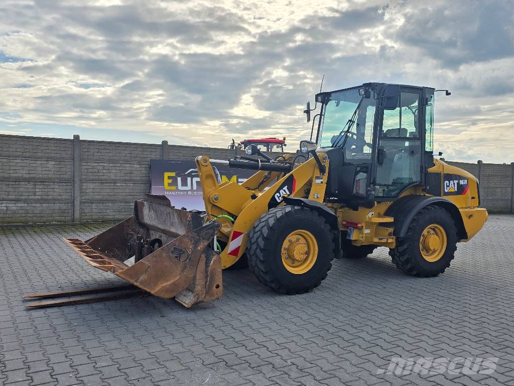 CAT 907H, 2012 ROK, 4100 MTH, ŁYŻKA OTWIERANA + WIDŁY Wheel loaders