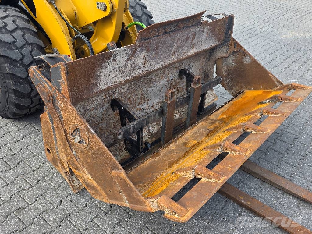 CAT 907H, 2012 ROK, 4100 MTH, ŁYŻKA OTWIERANA + WIDŁY Wheel loaders
