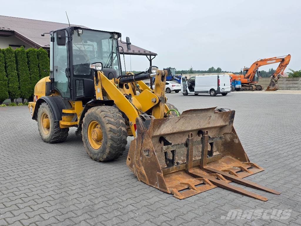 CAT 907H, 2012 ROK, 4100 MTH, ŁYŻKA OTWIERANA + WIDŁY Cargadoras sobre ruedas