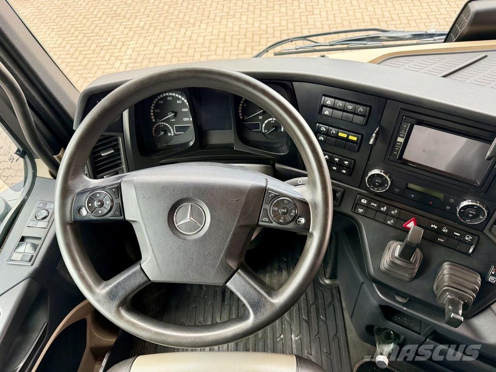 Mercedes-Benz Arocs 3558 Asfaltkipper Fliegl isoliert Temperatur Inne