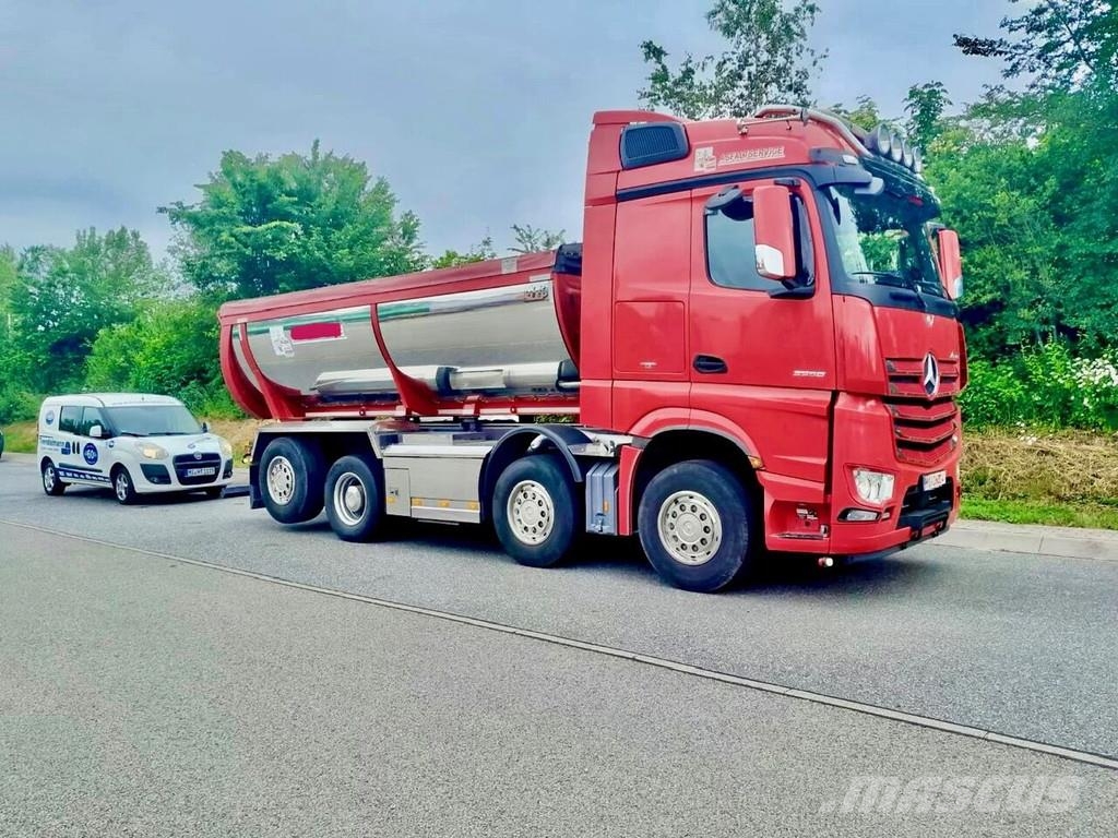 Mercedes-Benz Arocs 3558 Asfaltkipper Fliegl isoliert Temperatur Inne