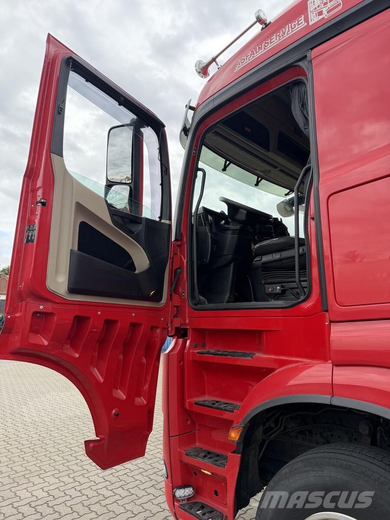 Mercedes-Benz Arocs 3558 Asfaltkipper Fliegl isoliert Temperatur Inne