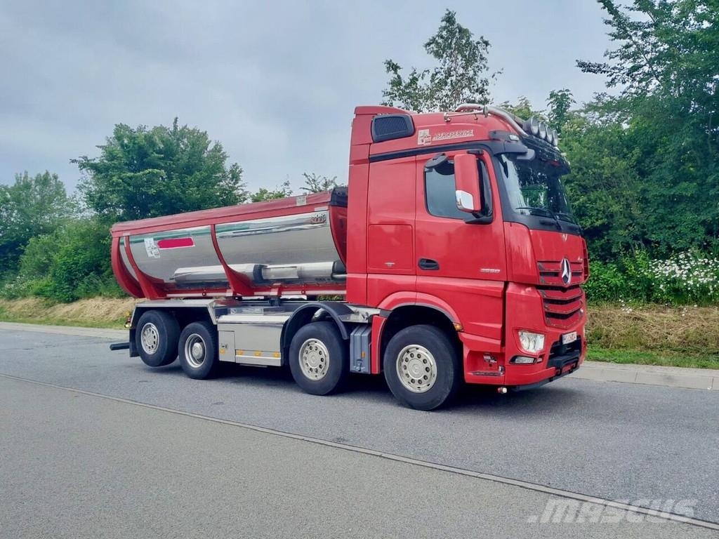 Mercedes-Benz Arocs 3558 Asfaltkipper Fliegl isoliert Temperatur Inne
