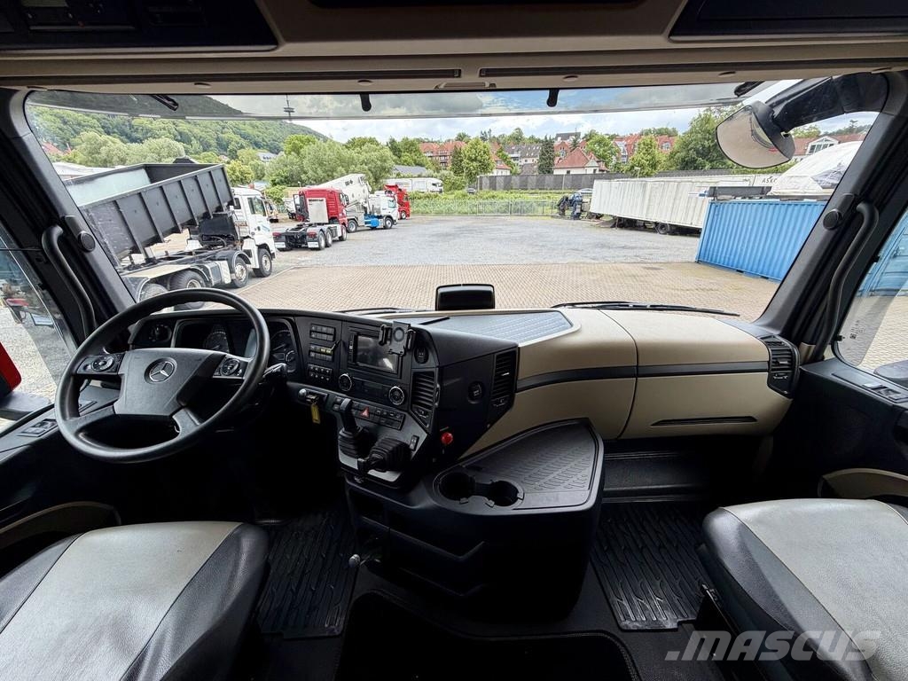 Mercedes-Benz Arocs 3558 Asfaltkipper Fliegl isoliert Temperatur Inne