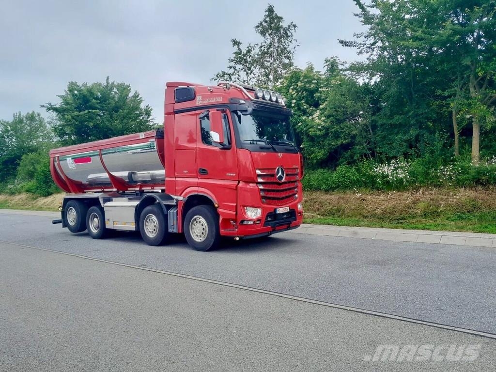 Mercedes-Benz Arocs 3558 Asfaltkipper Fliegl isoliert Temperatur Inne