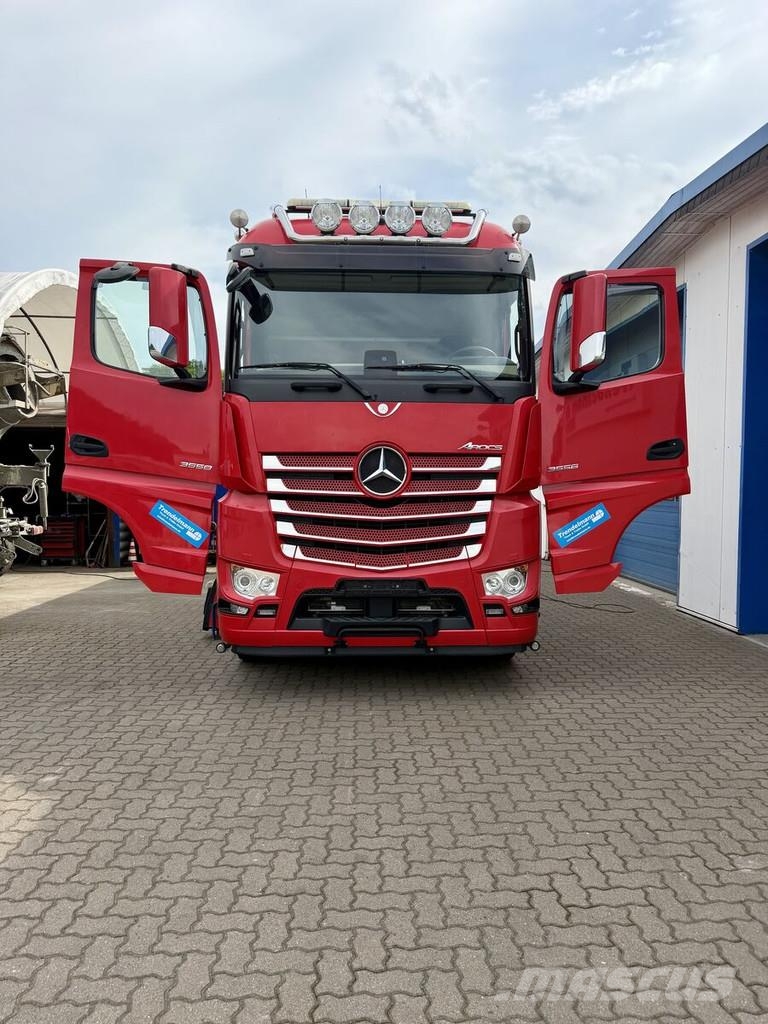 Mercedes-Benz Arocs 3558 Asfaltkipper Fliegl isoliert Temperatur Inne