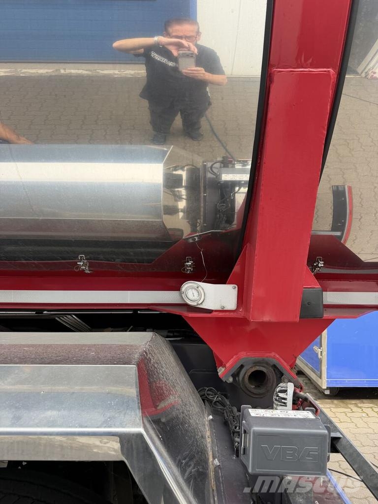 Mercedes-Benz Arocs 3558 Asfaltkipper Fliegl isoliert Temperatur Inne