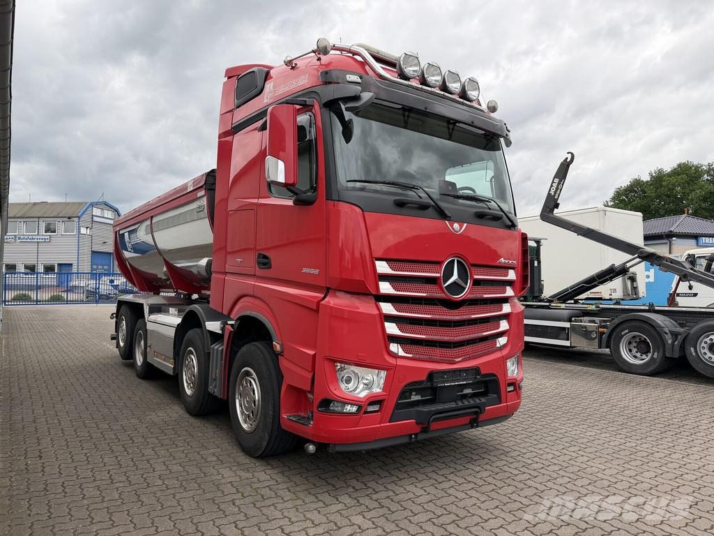 Mercedes-Benz Arocs 3558 Asfaltkipper Fliegl isoliert Temperatur Inne
