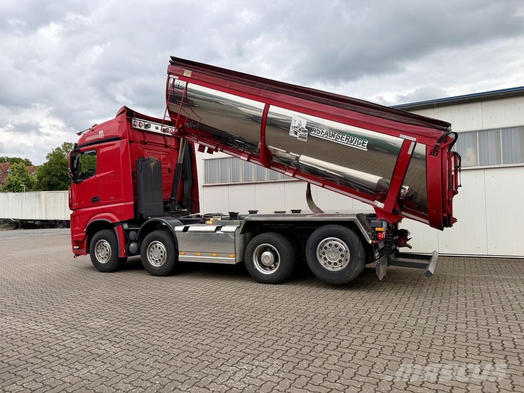 Mercedes-Benz Arocs 3558 Asfaltkipper Fliegl isoliert Temperatur Inne