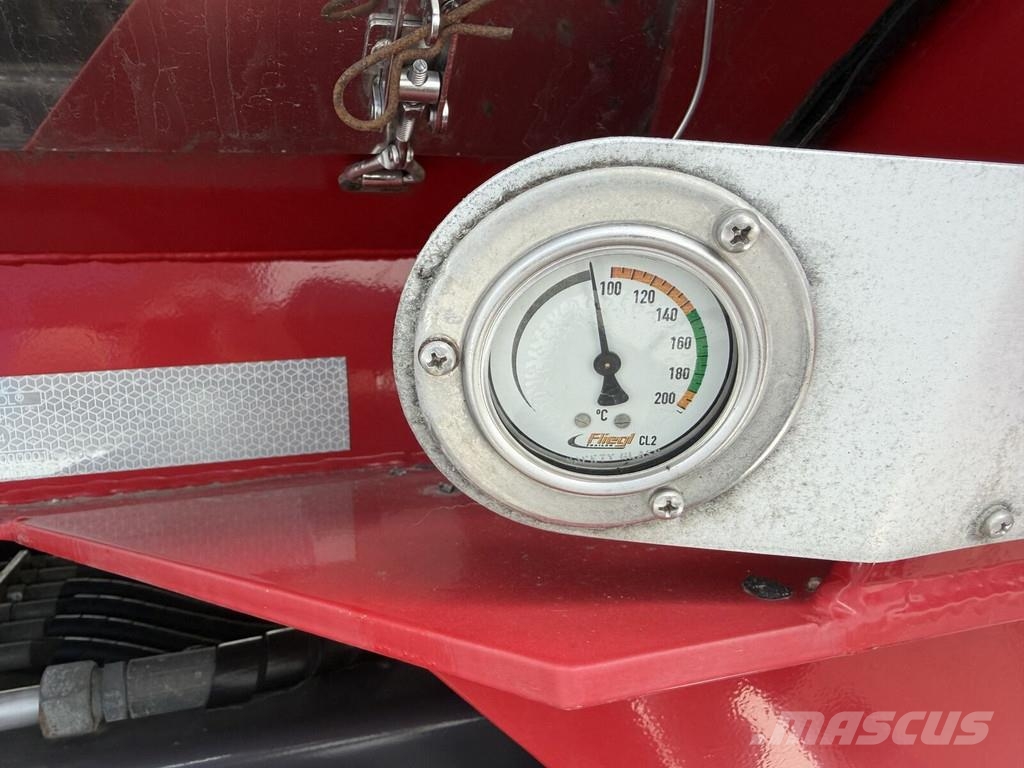 Mercedes-Benz Arocs 3558 Asfaltkipper Fliegl isoliert Temperatur Inne