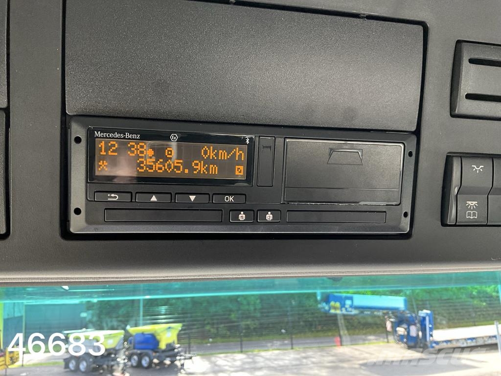 Mercedes-Benz Arocs 3242 8x4 Hiab 25 Ton haakarmsysteem Just 35. Vrachtwagen met containersysteem