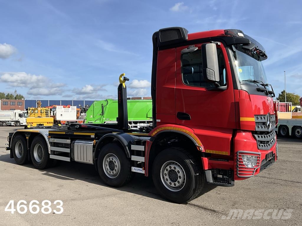 Mercedes-Benz Arocs 3242 8x4 Hiab 25 Ton haakarmsysteem Just 35. Vrachtwagen met containersysteem