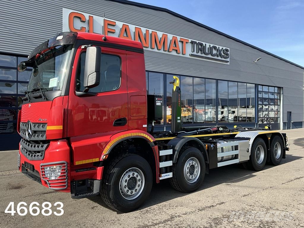 Mercedes-Benz Arocs 3242 8x4 Hiab 25 Ton haakarmsysteem Just 35. Vrachtwagen met containersysteem