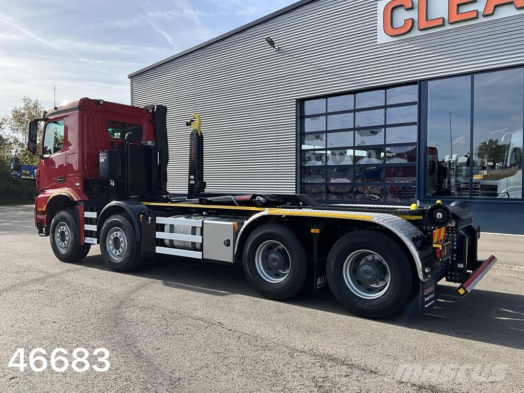 Mercedes-Benz Arocs 3242 8x4 Hiab 25 Ton haakarmsysteem Just 35. Vrachtwagen met containersysteem
