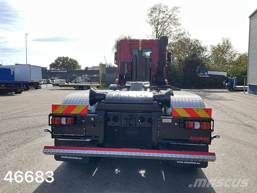 Mercedes-Benz Arocs 3242 8x4 Hiab 25 Ton haakarmsysteem Just 35. Vrachtwagen met containersysteem