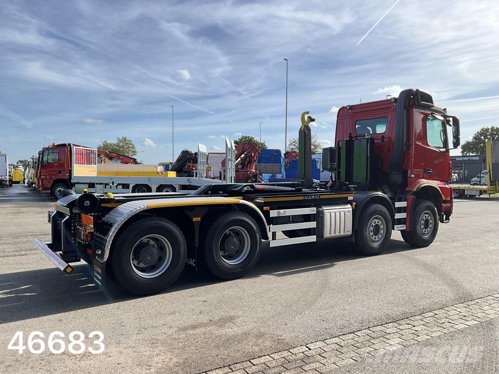 Mercedes-Benz Arocs 3242 8x4 Hiab 25 Ton haakarmsysteem Just 35. Vrachtwagen met containersysteem