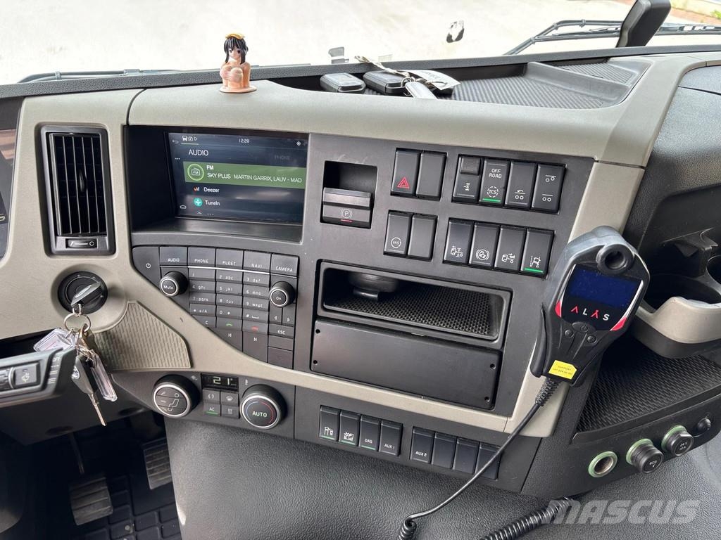 Volvo FM500 6x2*4 + RETARDER + CARRIER SUPRA 1250 + DOUB Temperature controlled trucks