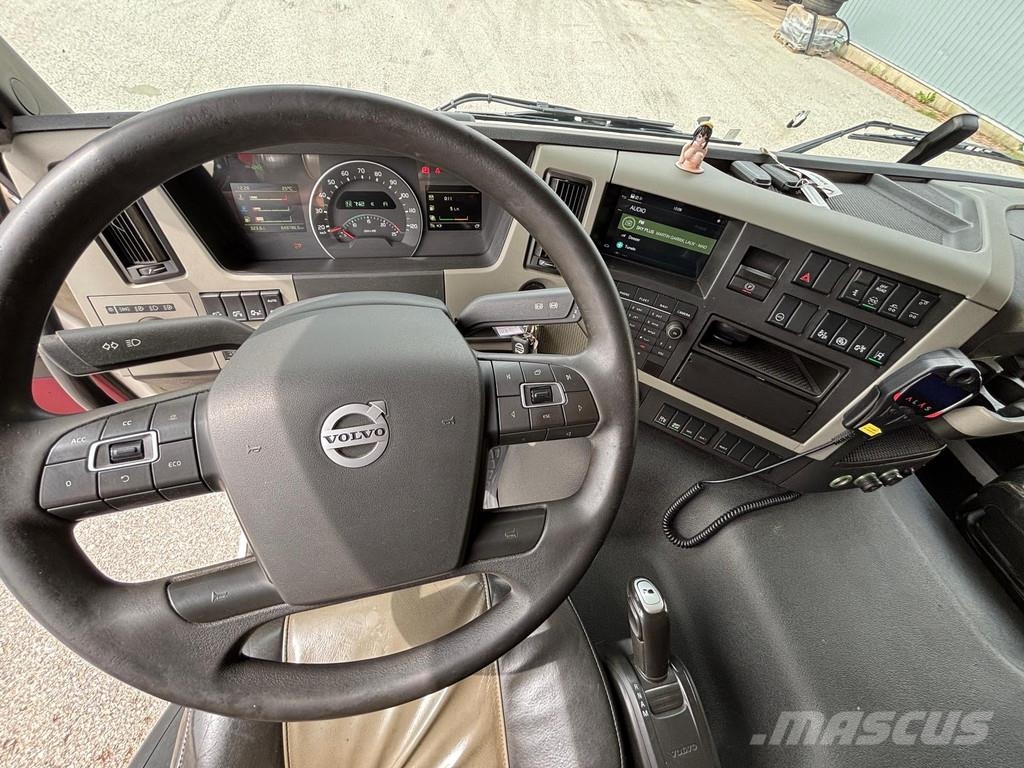 Volvo FM500 6x2*4 + RETARDER + CARRIER SUPRA 1250 + DOUB Temperature controlled trucks