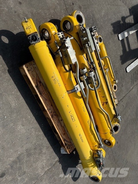 Liebherr R 906 KOMPLET SIŁOWNIKÓW هيدروليات